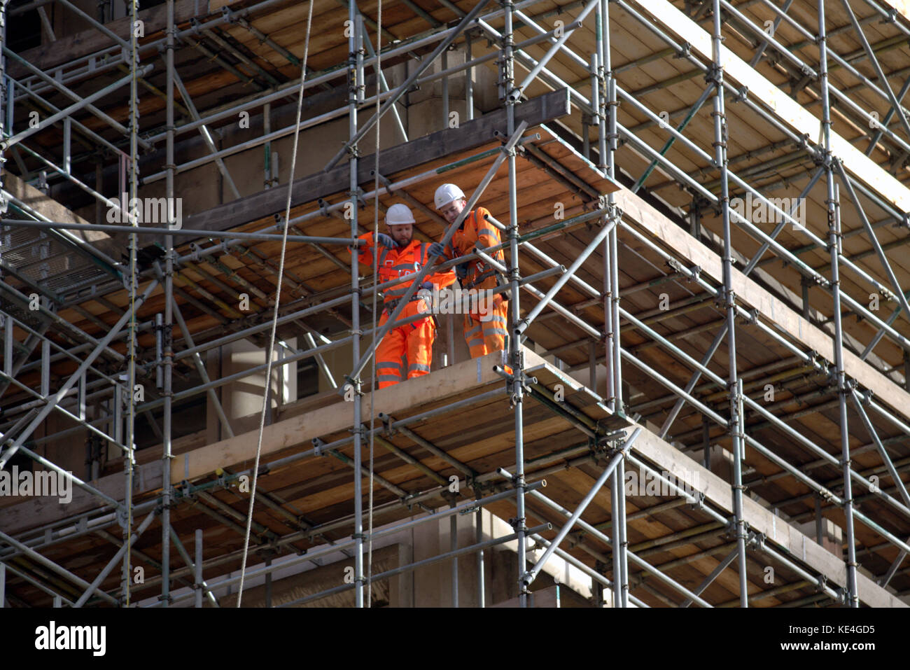 Neuer scotrail Bahnhof Umbau Queen Street, Glasgow männlicher Bauarbeiter Helm auf Gerüsten Himmel Kopierraum Stockfoto