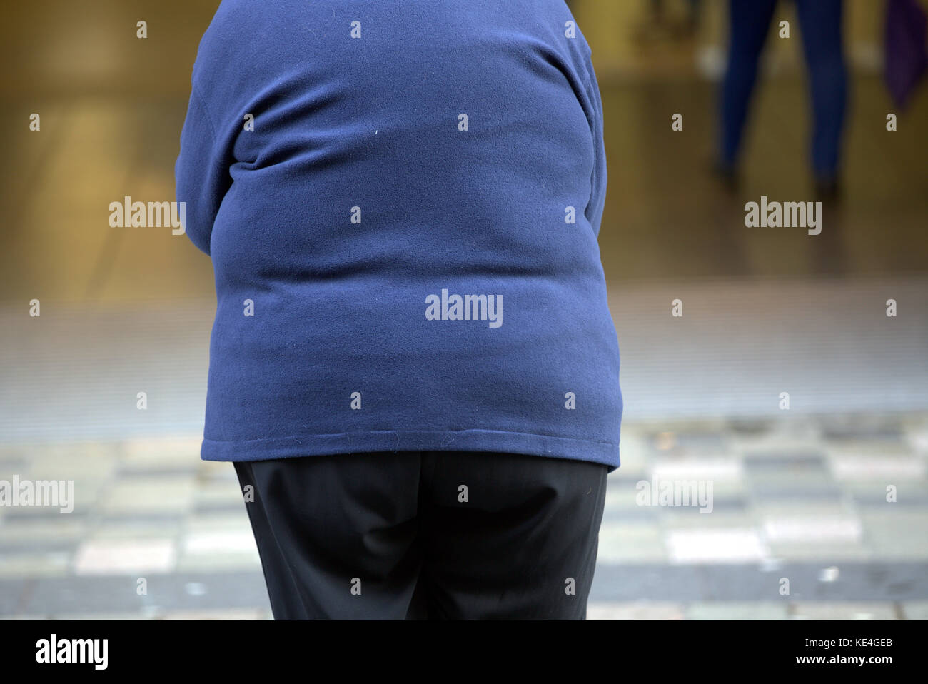 Große fat adipösen person Frau abgeschnitten von hinten gesehen Stockfoto