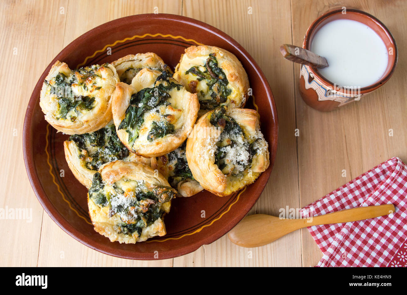 Hausgemachte spinatkuchen Stücke auf einer Platte Stockfoto