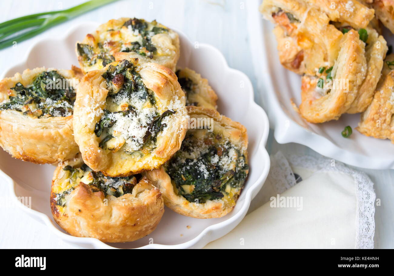 Hausgemachte spinatkuchen Stücke auf einer Platte Stockfoto