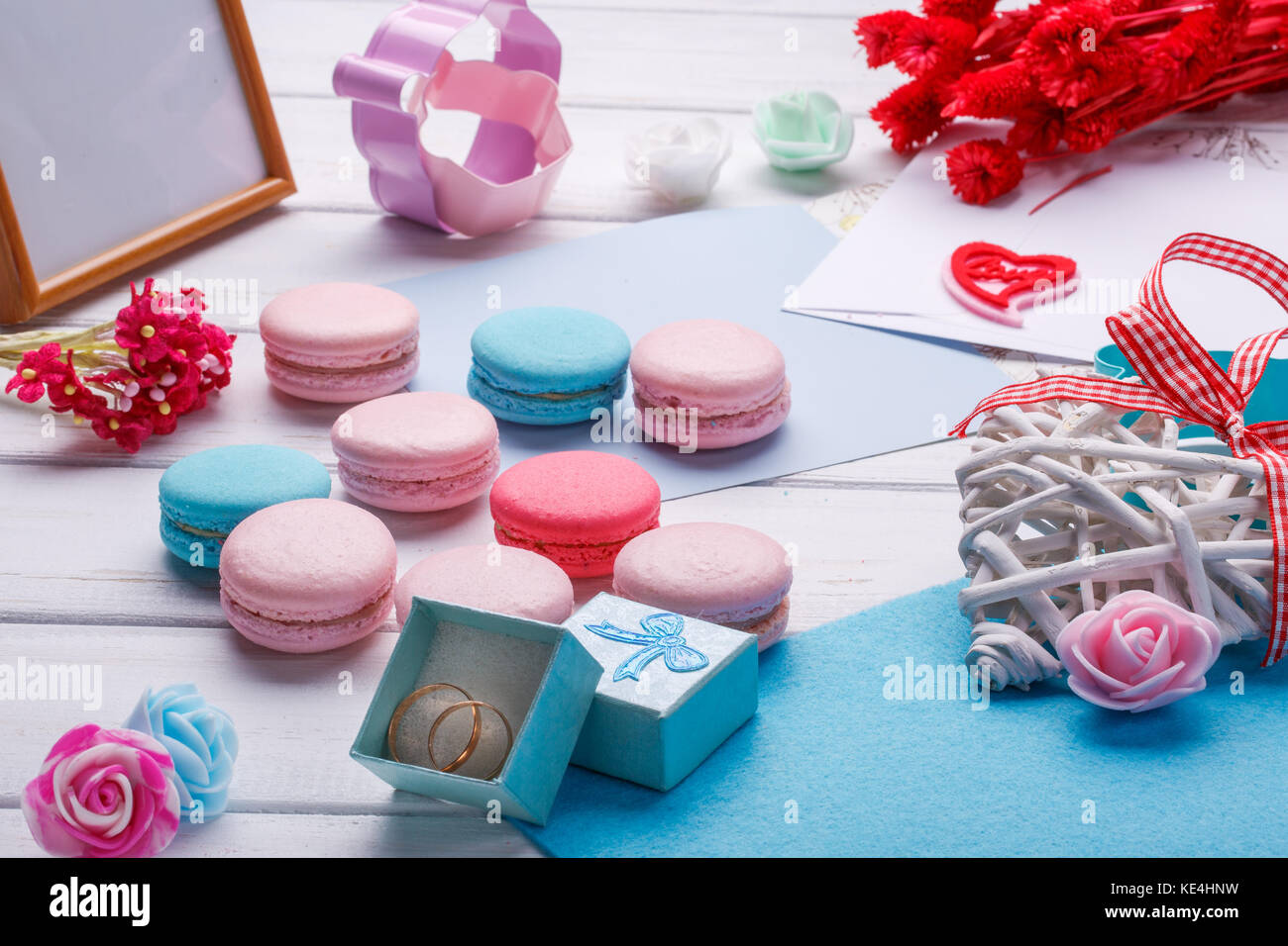 Bunte Makronen. Hochzeit. Hochzeit Ringe. Postkarte mit Umschlag über ... Bunte Makronen. Hochzeit. Hochzeit Ringe. Postkarte mit Umschlag über ...