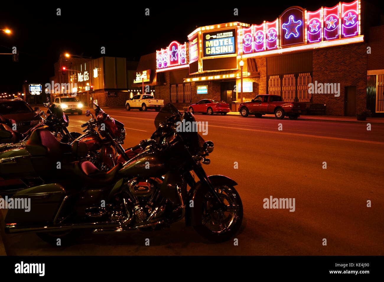 Motorräder mit Casino, Nacht, Ely, Nevada geparkt Stockfoto