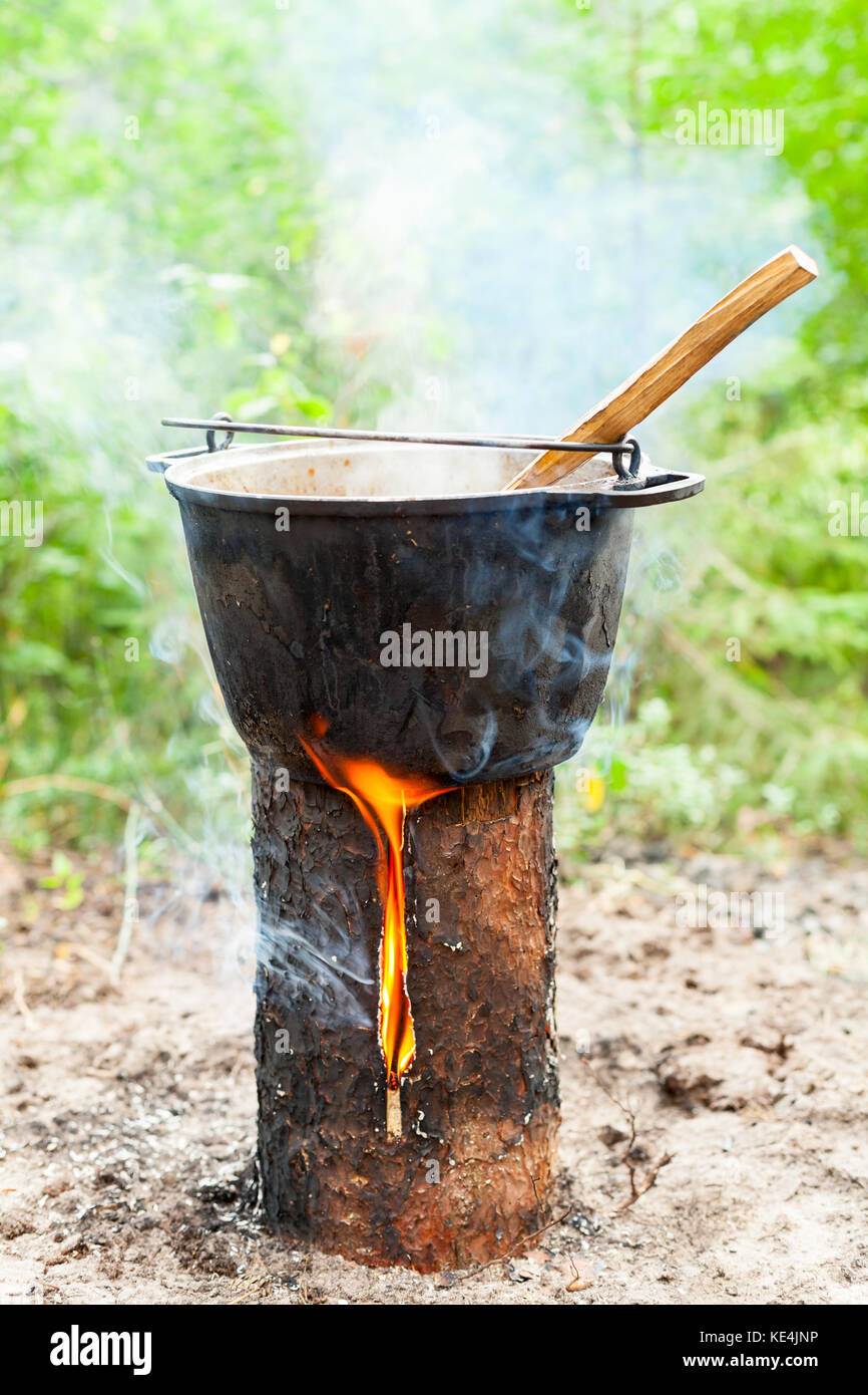 Kochen Gulaschsuppe im Kessel auf Finnische (Schwedisch) Herd log Stockfoto