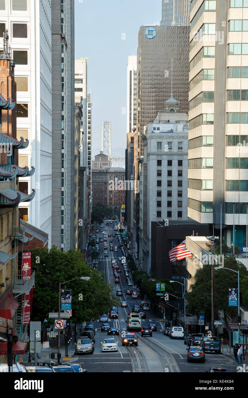 Blick nach unten entlang der California Street, Oakland Bay Bridge in San Francisco Stockfoto