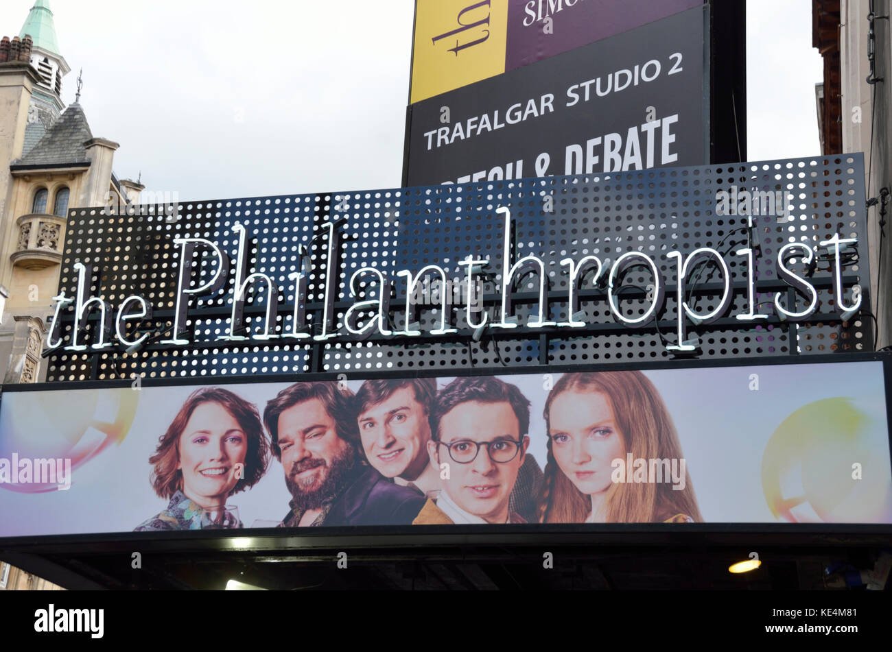 Der Philanthrop Billboard außerhalb Trafalgar studios Theater, London, UK. Stockfoto