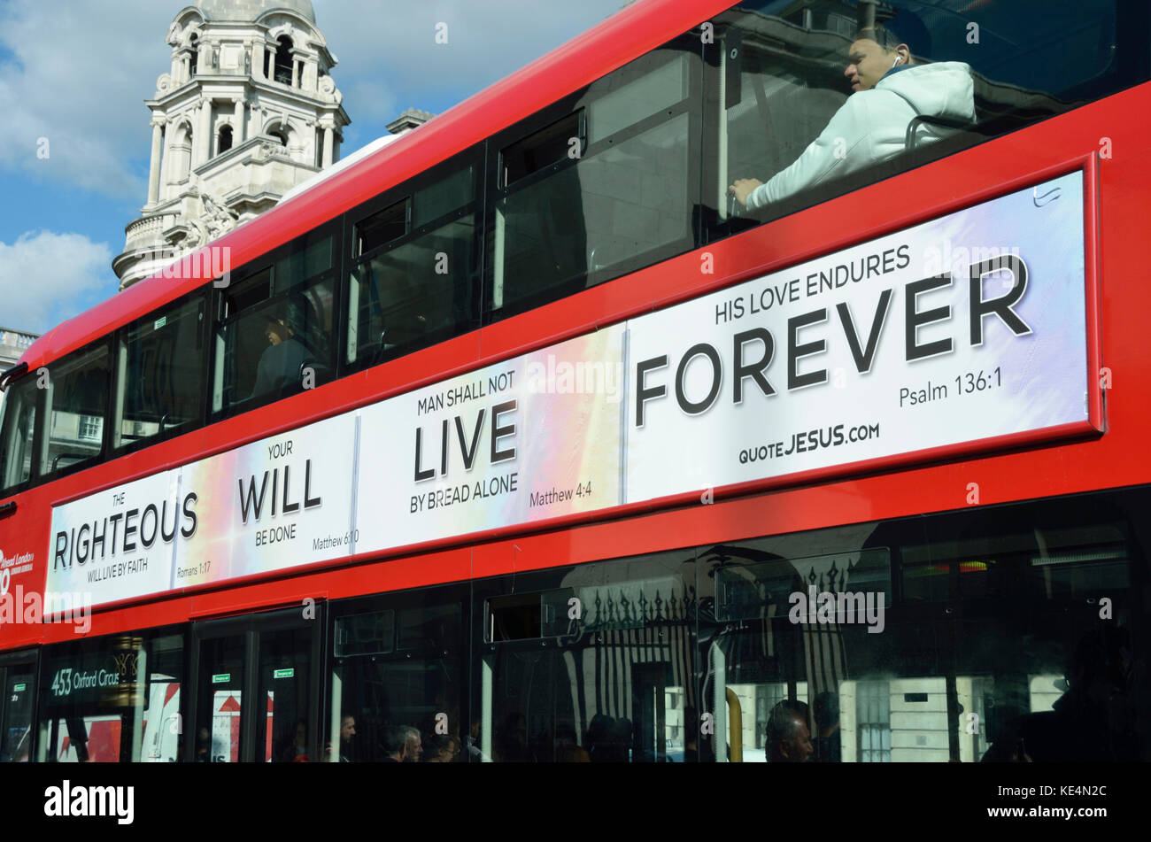 "Gerechte wird leben in Ewigkeit" christlichen religiösen Slogan auf der Seite von einem Bus, London, UK. Stockfoto