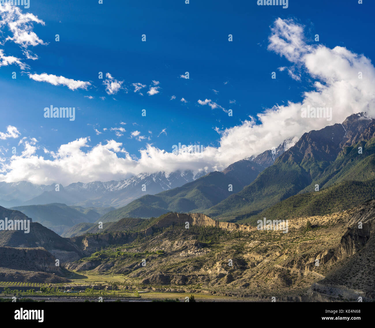 Nilgiri und tilicho himal Blick auf die Art und Weise, in Mustang nach jomsom Stockfoto