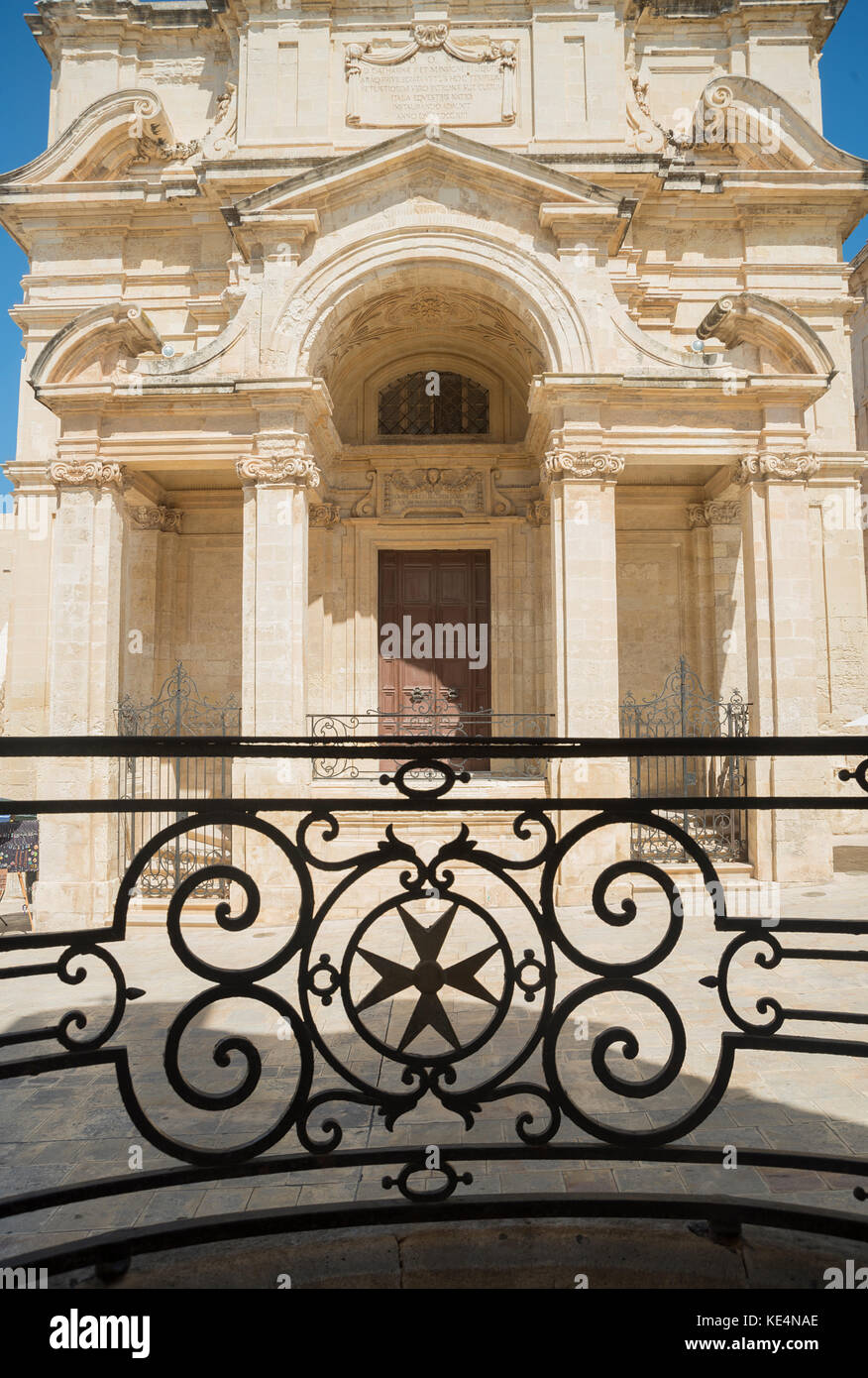 Kirche in Valletta Malta mit Malteserkreuz auf dem Balkon Stockfoto
