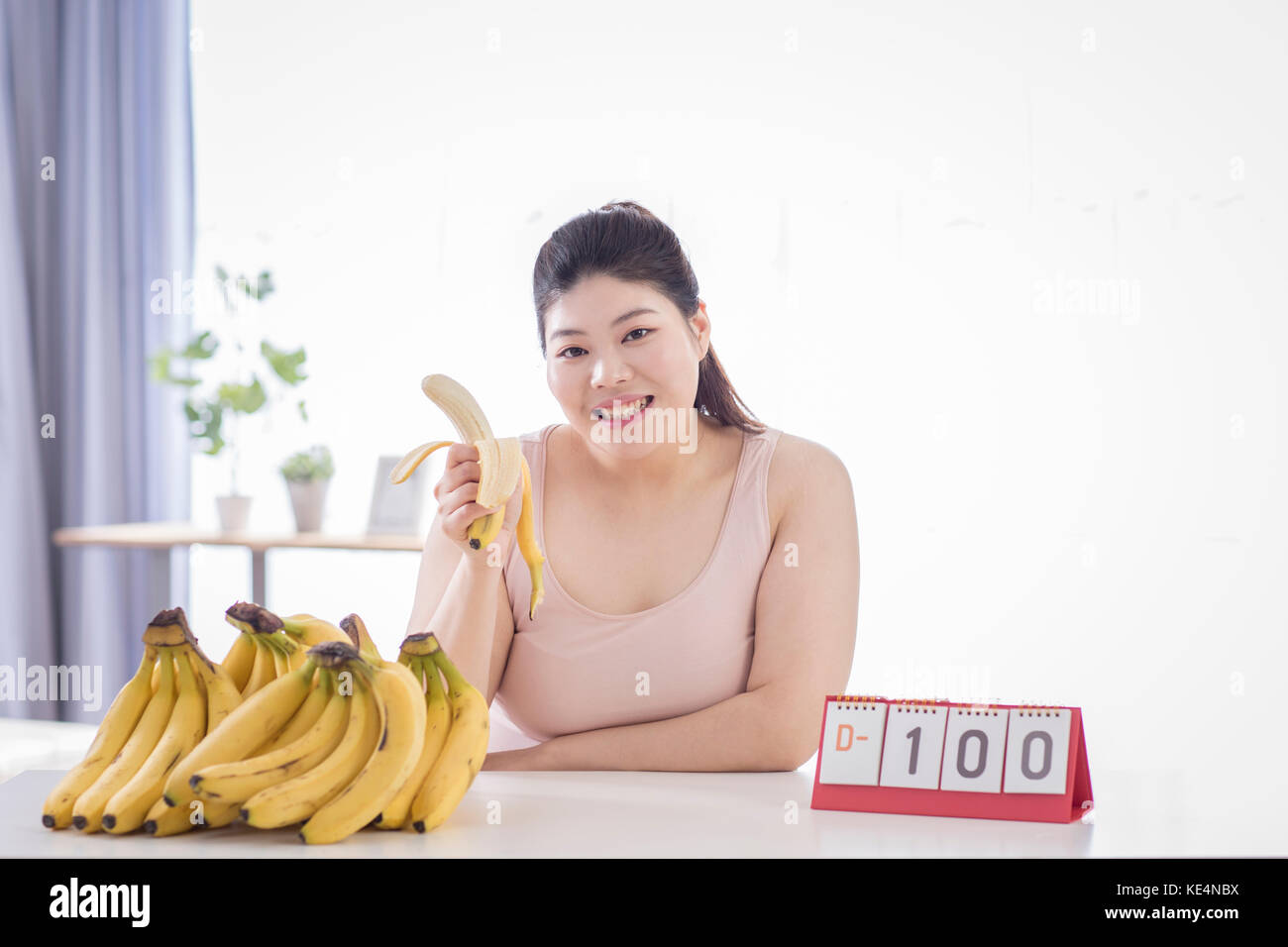 Portrait der junge lächelnde Fett Frau, Diätplan mit Bananen Stockfoto
