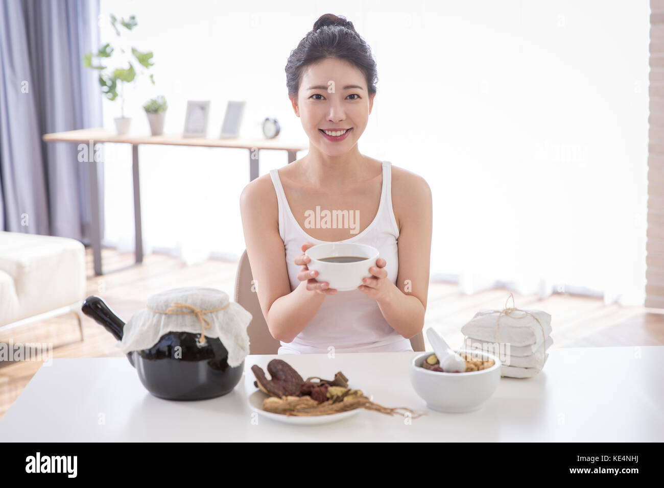Portrait der junge lächelnde Frau mit traditionellen orientalischen Medizin Stockfoto