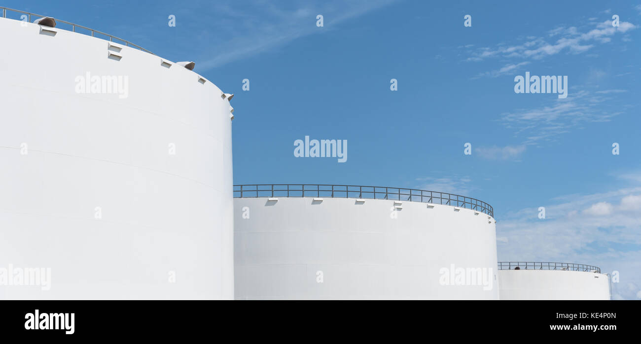 Öltanks in einer Reihe unter blauem Himmel in Pasadena, Texas, USA. Große weiße Industrie Tank für Benzin, Öl und Erdgas speicher. Tanklager an petrochemica Stockfoto