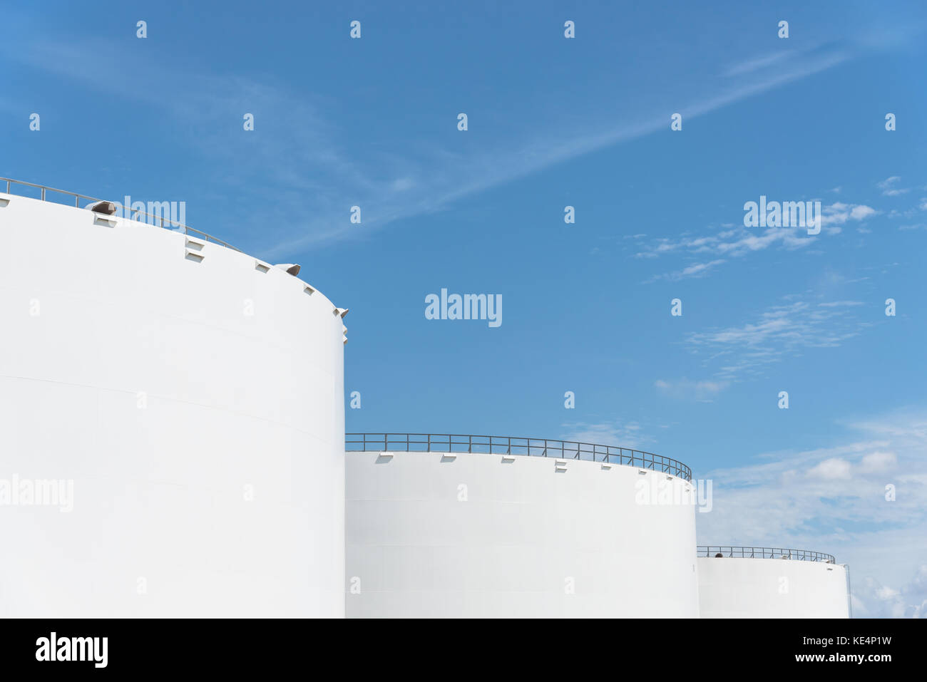 Öltanks in einer Reihe unter blauem Himmel in Pasadena, Texas, USA. Große weiße Industrie Tank für Benzin, Öl und Erdgas speicher. Tanklager an petrochemica Stockfoto