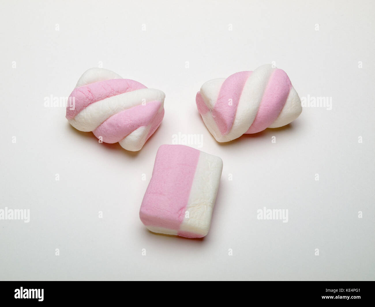 Flauschige rosa weiß Marshmallows, auf weißem Hintergrund Stockfoto