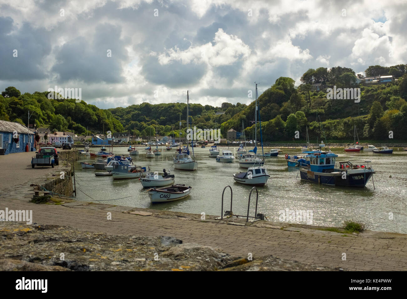 Untere Fishguard Cottages und den Hafen. Stockfoto