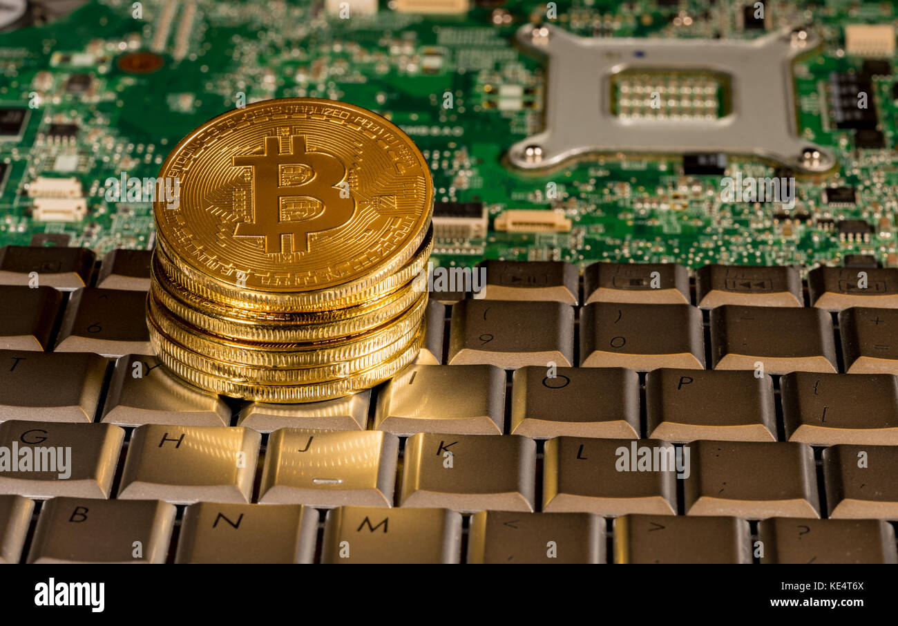 Bitcoin auf einer Tastatur mit Leiterplatte Stockfoto