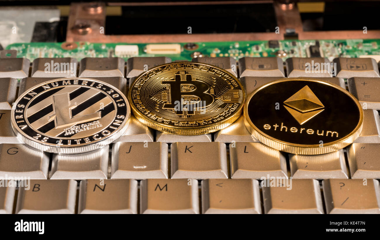 Bitcoin, Litecoin und des Astraleums auf einer Tastatur Stockfoto