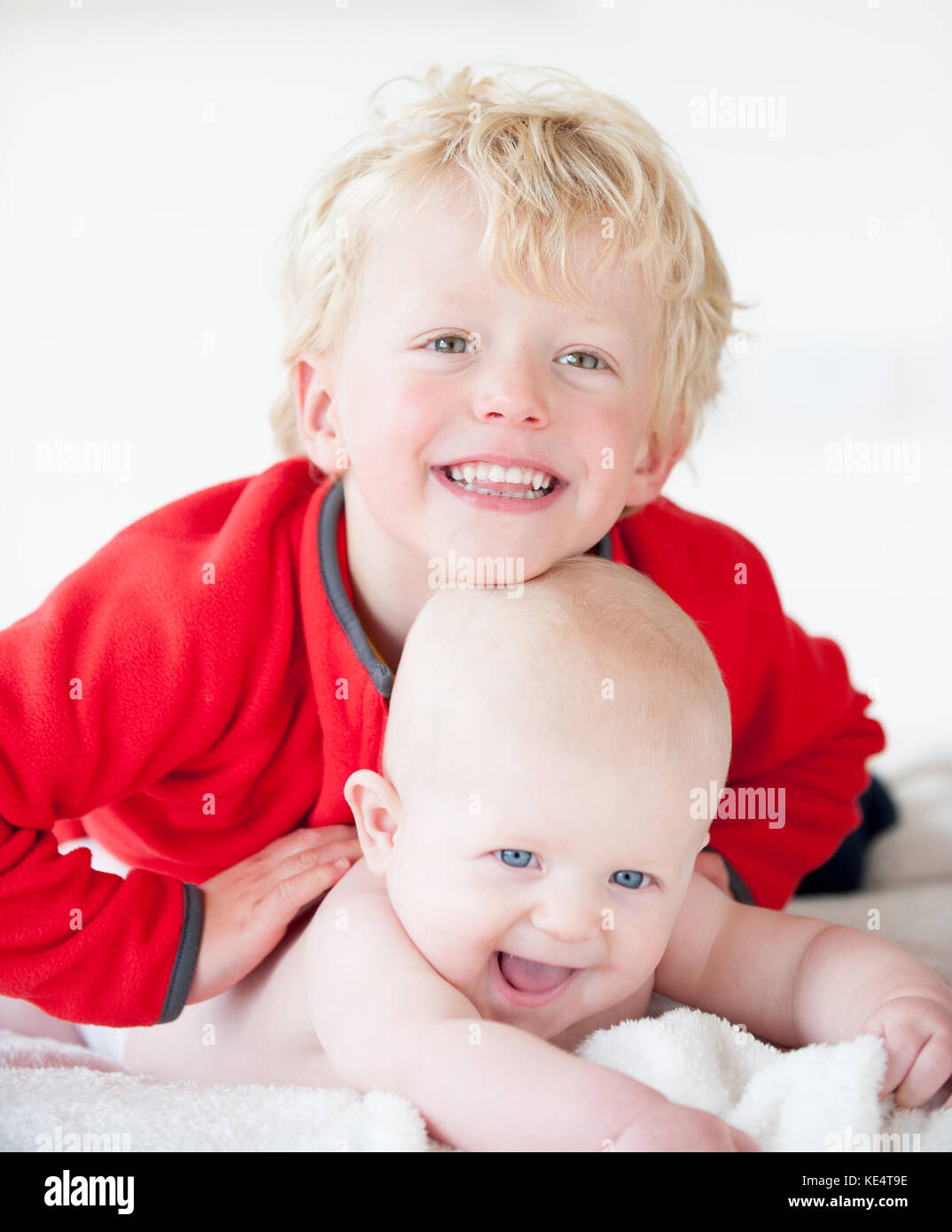 Ein Baby und älteren Bruder in einem kuscheln Stockfoto