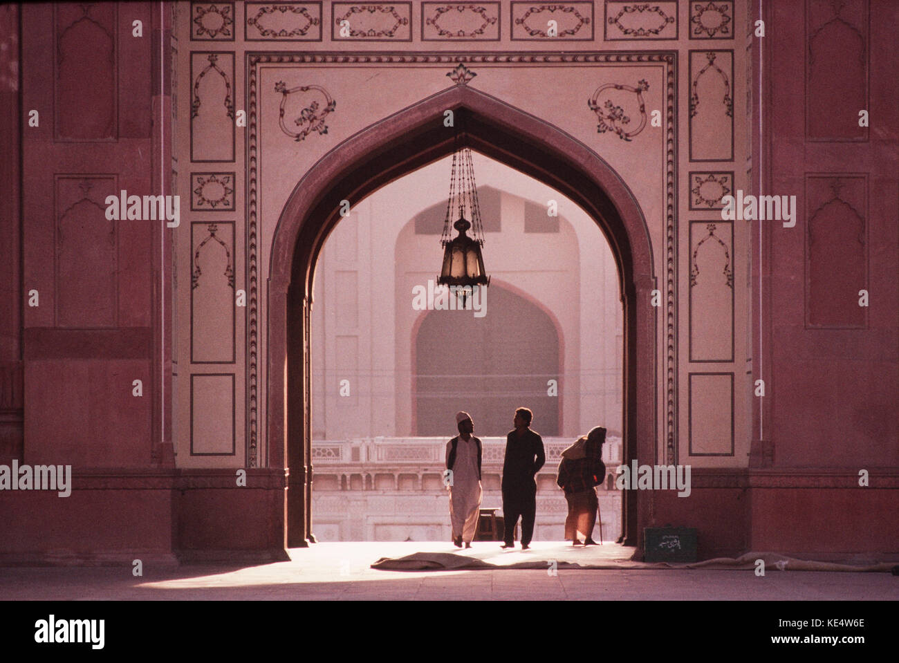 Die Menschen kommen durch den Haupteingang des Badshahi Moschee, Lahore, Pakistan. Stockfoto