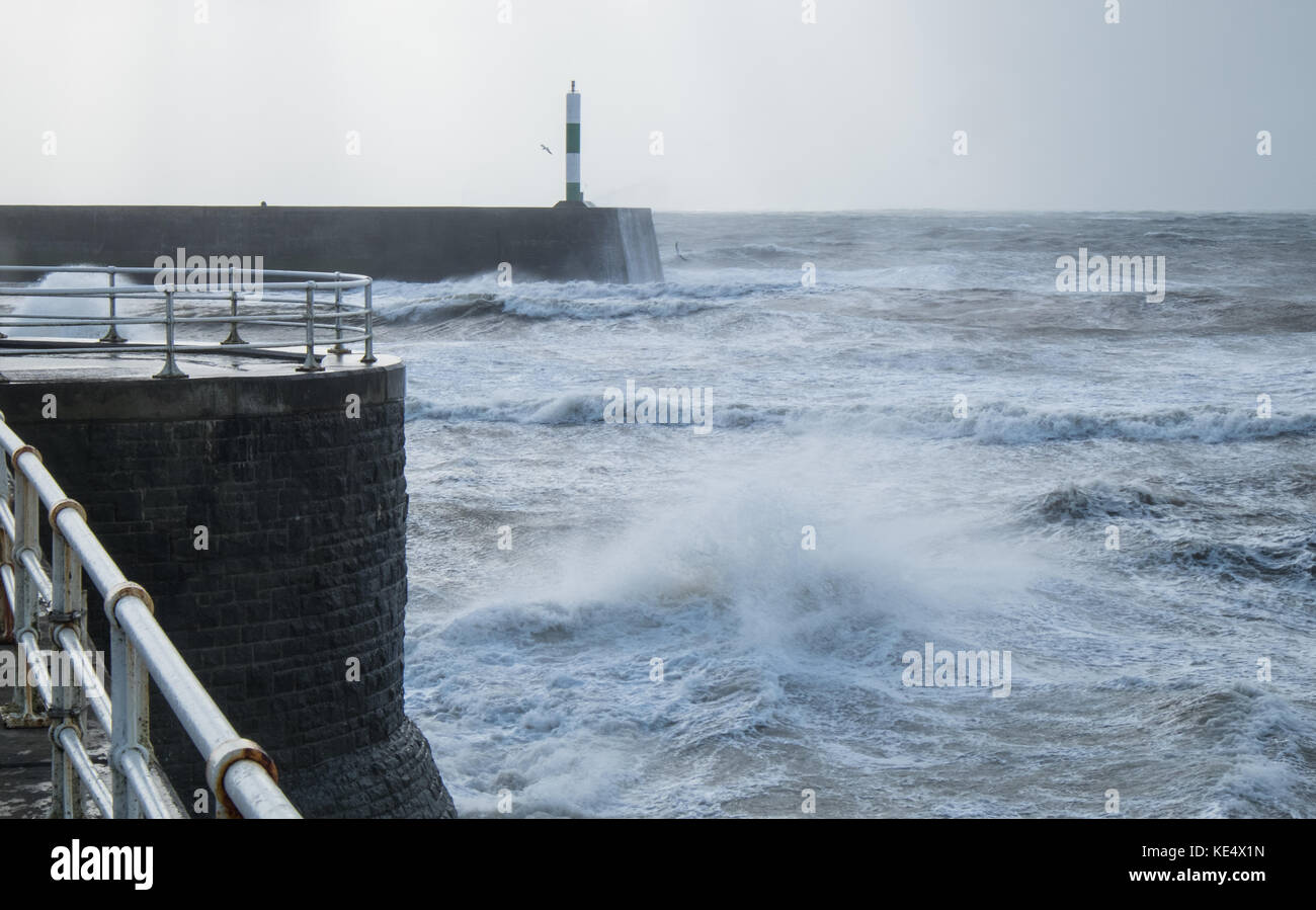 Sturm Ophelia, zerschlägt, hits, mit starken, Gale, Kraft, Winde, und riesige, Wellen, Küsten, Küste, stadt, Aberystwyth, Cardigan Bay, Ceredigion, Wales, Welsh, Großbritannien, Großbritannien, Stockfoto