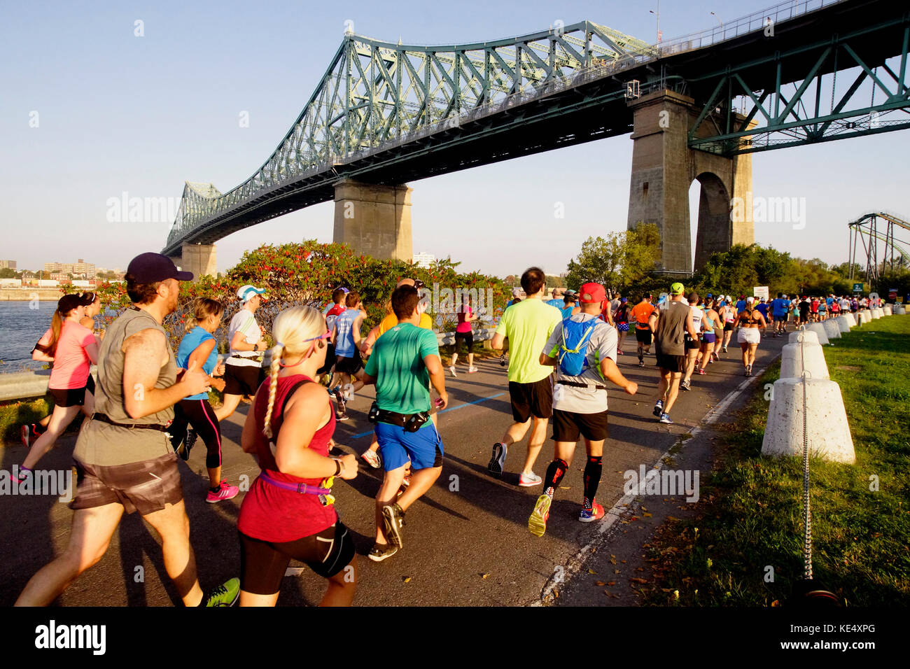 Montreal, Kanada, 24. September 2017. Die Teilnehmer in der Oase Rock & Roll Halbmarathon laufen unter dem Jacques - Cartier Brücke. Credit: Mario beaur Stockfoto