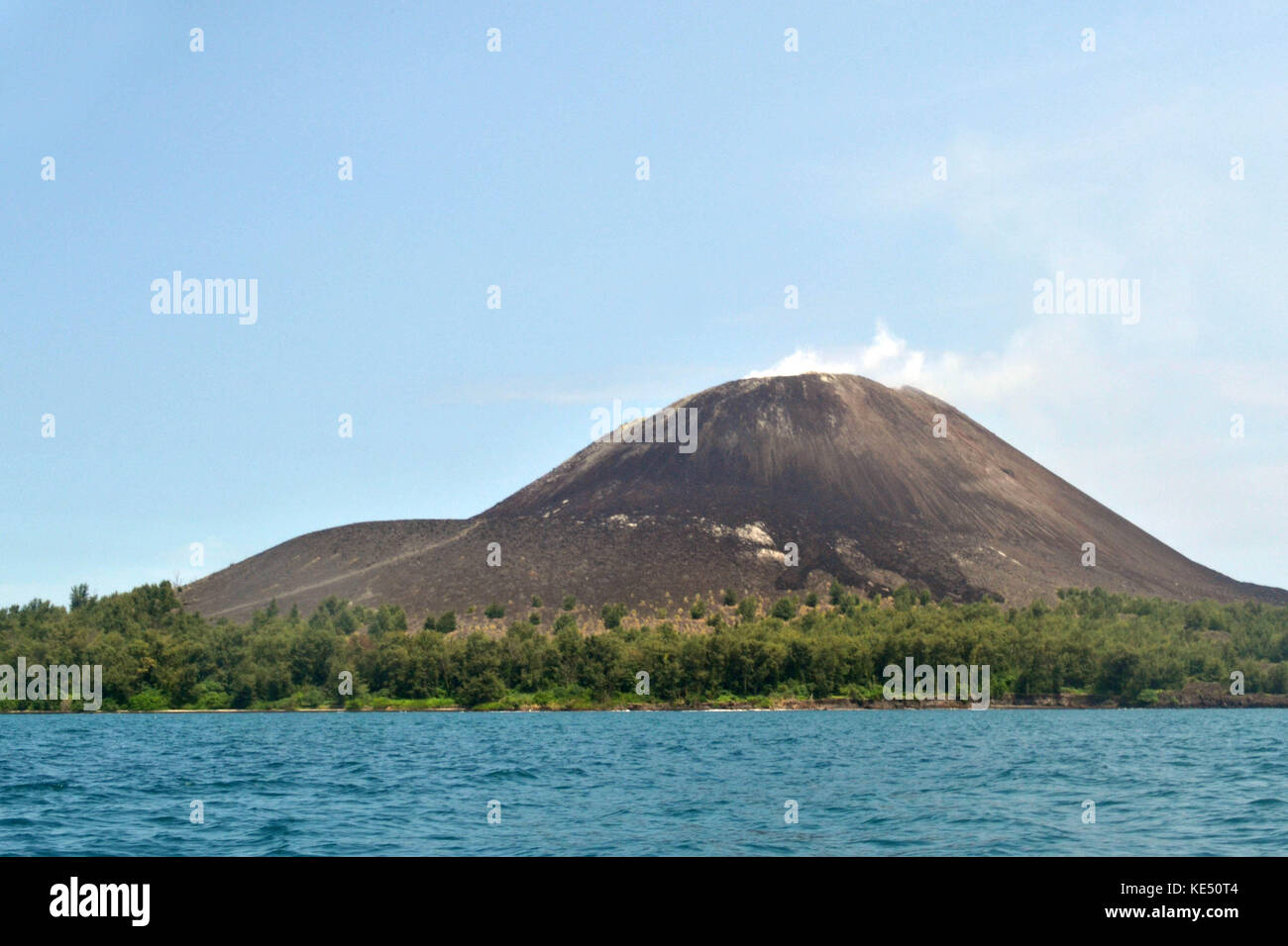 Der Blick auf den Berg Krakatau, deren Ausbruch in 1800s ist so legendär. Die Explosion wird als das lauteste Geräusch, die je in der modernen Geschichte gehört. Stockfoto