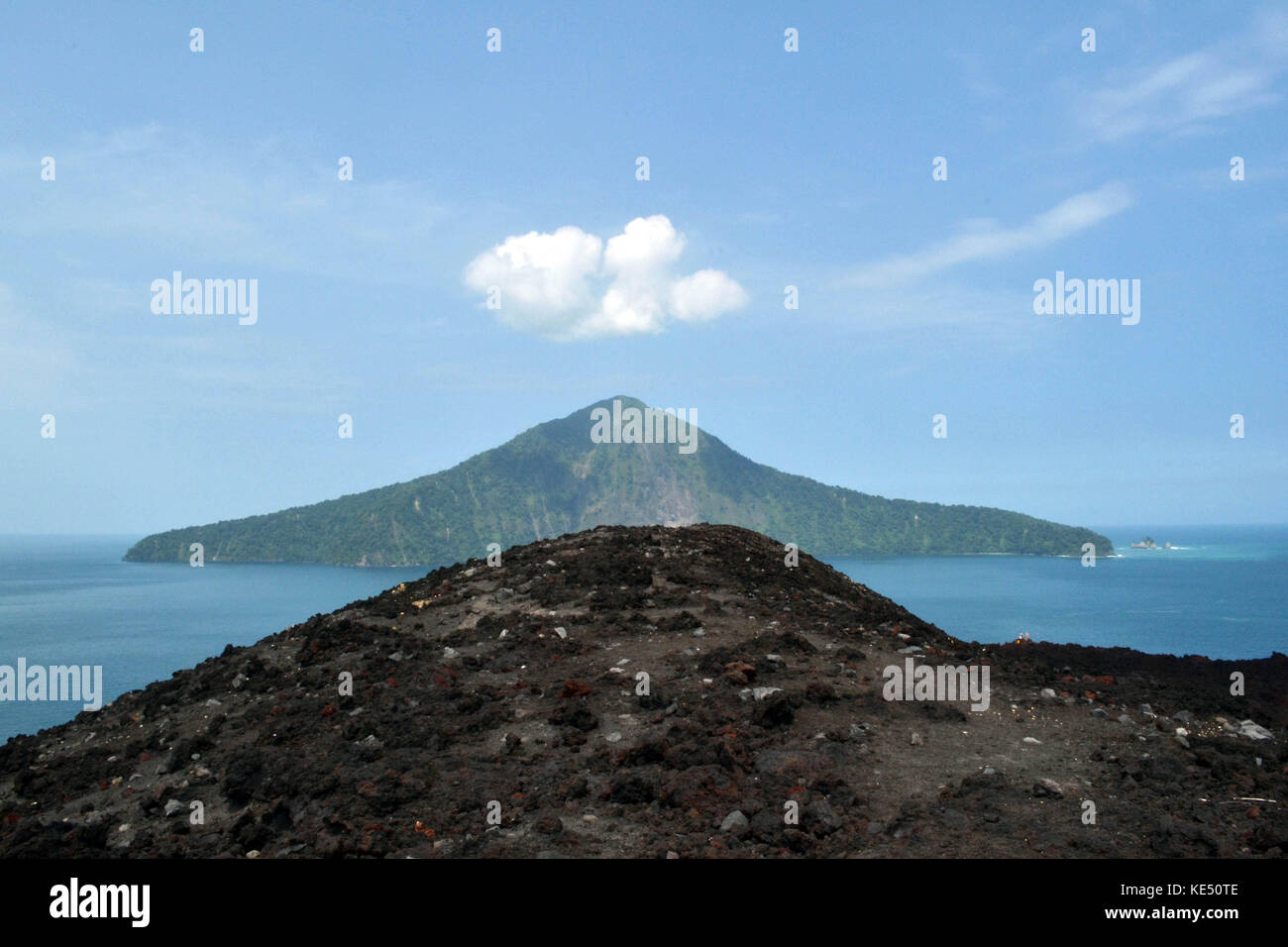 Der Blick auf den Berg Krakatau, deren Ausbruch in 1800s ist so legendär. Die Explosion wird als das lauteste Geräusch, die je in der modernen Geschichte gehört. Stockfoto