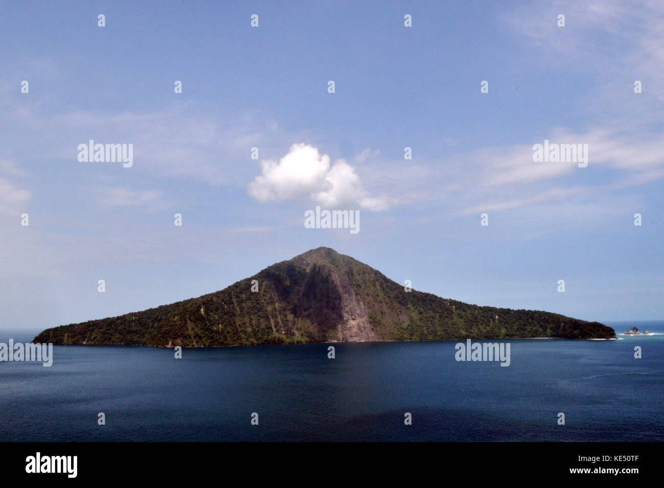 Der Blick auf den Berg Krakatau, deren Ausbruch in 1800s ist so legendär. Die Explosion wird als das lauteste Geräusch, die je in der modernen Geschichte gehört. Stockfoto