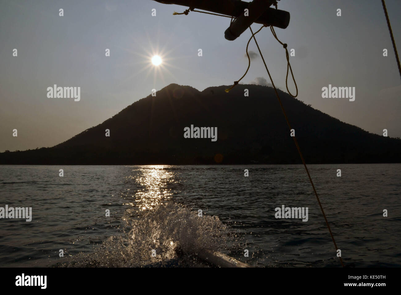 Ein traditionelles Boot Segeln rund um krakatau in Indonesien montieren. es durch eine traditionelle Sailor sowie gefahren wurde. pic in lampung genommen wurde, Juli 2014. Stockfoto