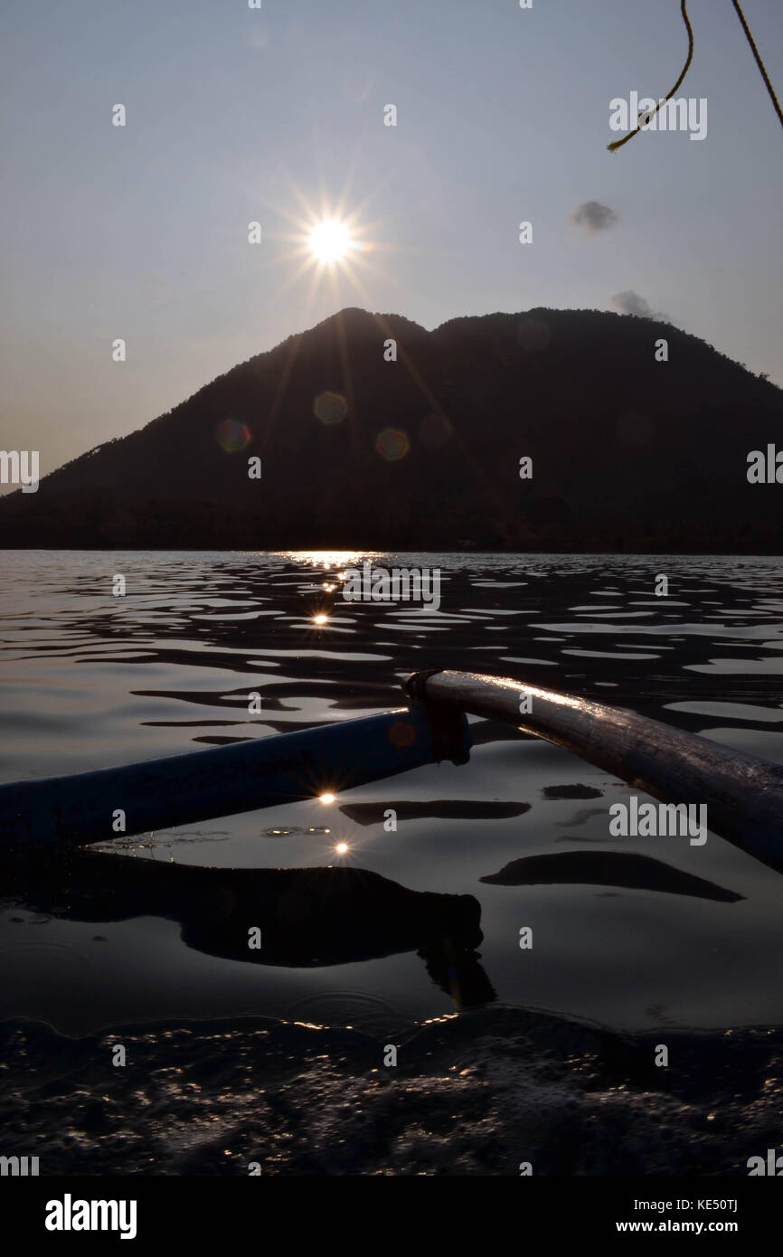 Ein traditionelles Boot Segeln rund um krakatau in Indonesien montieren. es durch eine traditionelle Sailor sowie gefahren wurde. pic in lampung genommen wurde, Juli 2014. Stockfoto