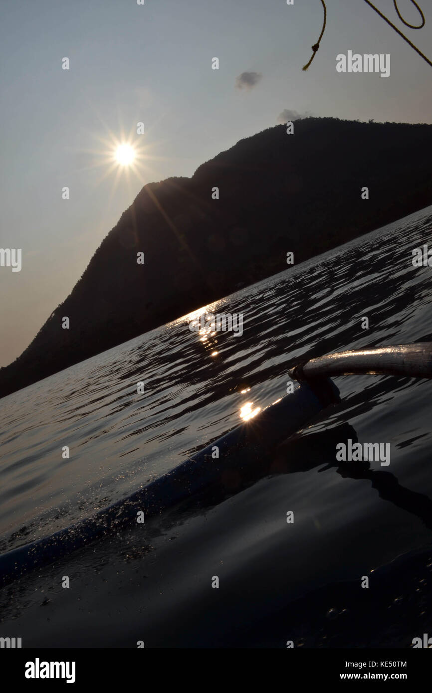 Ein traditionelles Boot Segeln rund um krakatau in Indonesien montieren. es durch eine traditionelle Sailor sowie gefahren wurde. pic in lampung genommen wurde, Juli 2014. Stockfoto