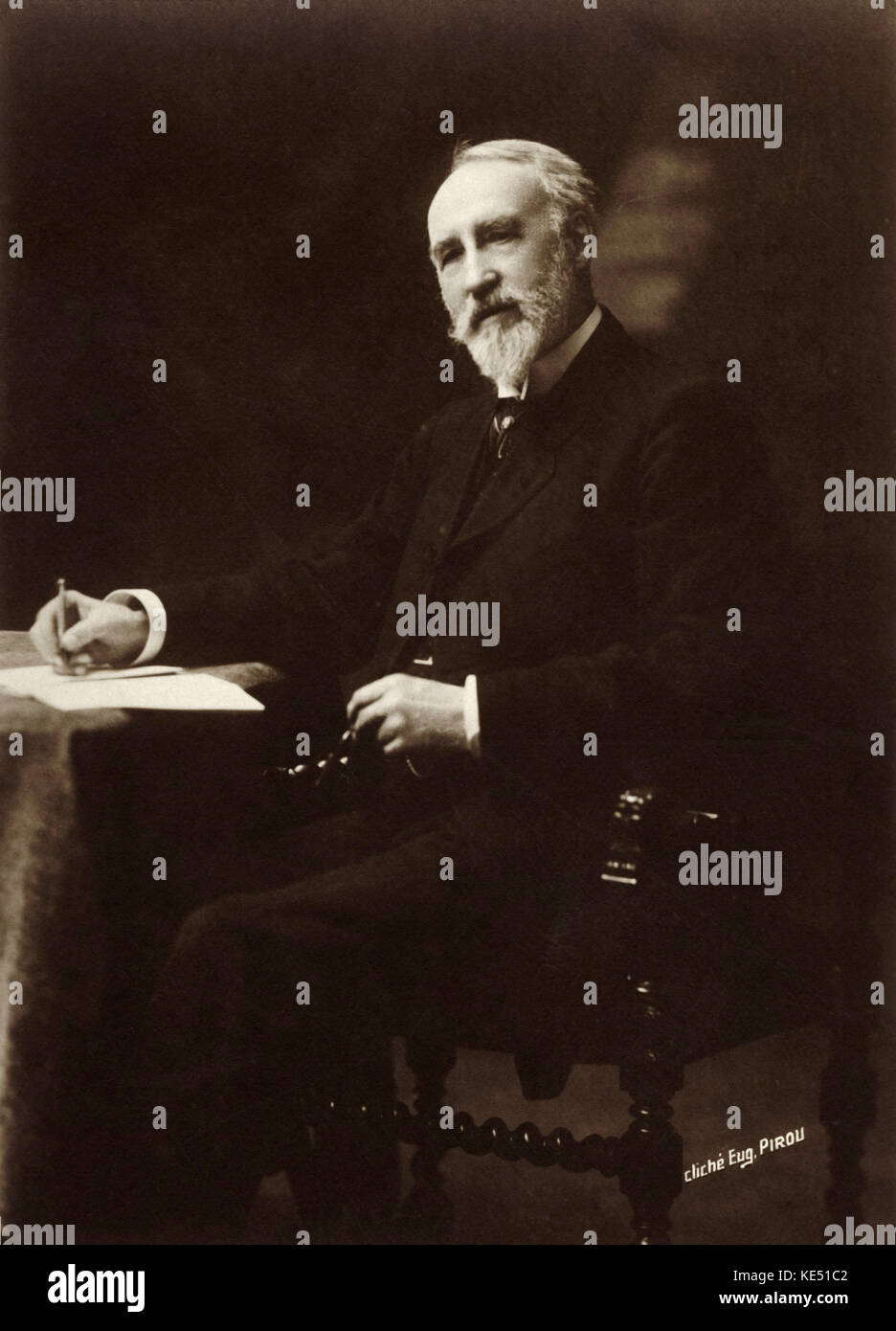Théodore Dubois - der französische Komponist sitzen am Schreibtisch TD: 24. August 1837 - 11. Juni 1924 Gewinner des Prix de Rome 1861. Foto Postkarte. Stockfoto