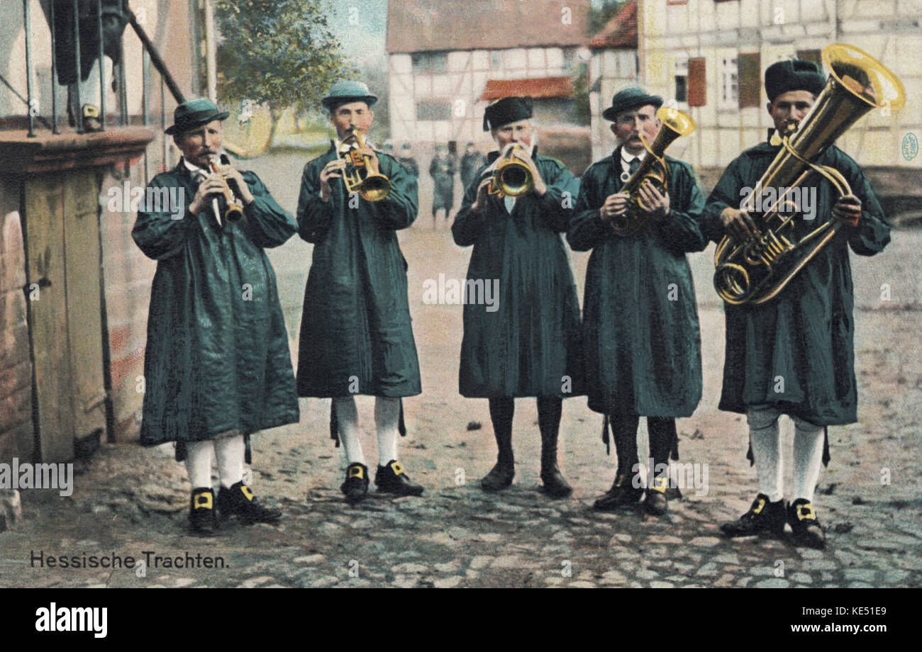 Brass Band in der traditionellen Kleidung im Freien spielen. Anfang des 20. Jahrhunderts, Deutschland - Österreichisch-ungarischen Reiches Stockfoto