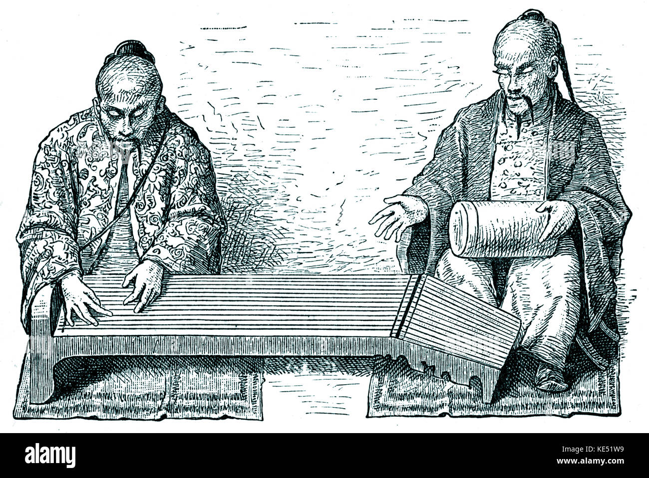 Ché und Po-Fou, alte chinesische Instrumente, die von blinden Musikern gespielt. Ché (wörtlich übersetzt "die wunderbare"): Tabelle - Psalter, neun Fuß in der Länge, mit 25 Saiten, erfunden von Fo-Hi. Immer von der Po-Fou begleitet. Stockfoto