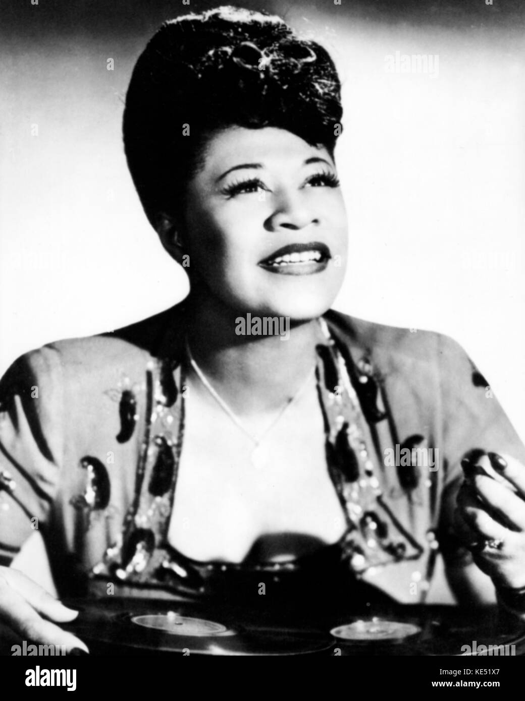 FITZGERALD, Ella mit Haufen von Aufzeichnungen vor ihr in den 40er Jahren amerikanische Jazz/Blues Sänger Stockfoto