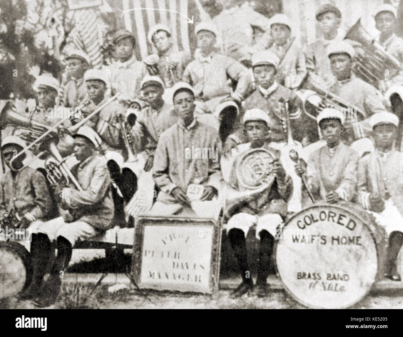 Der farbige Waif Home Brass Band - Louis Armstrong (in der Mitte der oberen Reihe, mit Pfeil auf ihn zeigend) um Alter 11. Armstrong: American Jazz Musiker, 4. August 1901 - 6. Juli 1971. Satchmo. Stockfoto