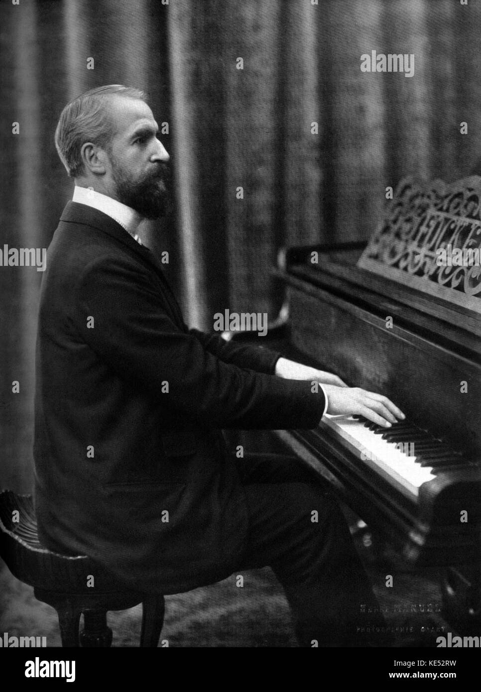 Alexandre Georges am Klavier. Komponist von miarka. Auf der Grundlage von Gedicht von Jean Richepin. Theatre National de l'Opera-Comique November 1905 uraufgeführt wurde. Stockfoto