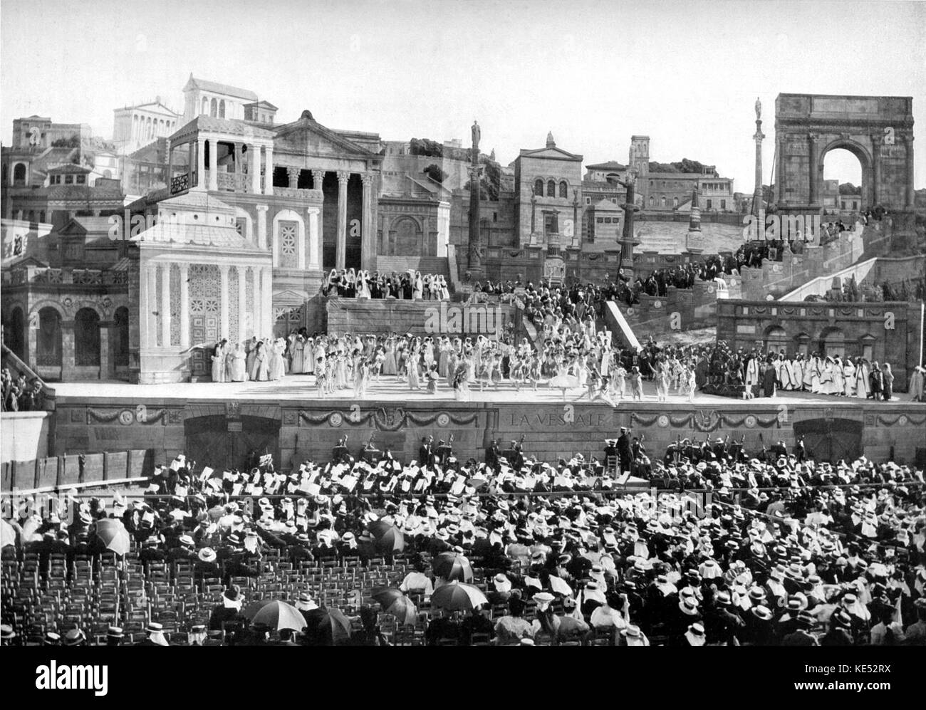 La Vestale erfolgt bei Beziers Amphitheater 1906 Act I. Oper von Gaspare Spontini zu einem französischen Libretto von Etienne de Jouy. Die italienische Oper Komponist, 14. November 1774 - 24. Januar 1851. Stockfoto