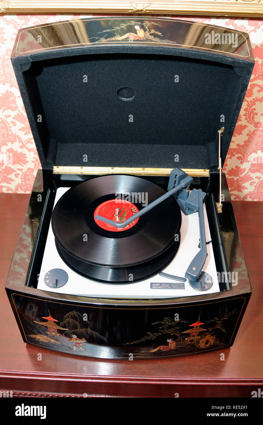 Pye elektrische 3 Speed Record Player im Jahr 1954 gemacht. Box Hand in der chinoiserie Stil dekoriert. Auto Ladegerät, kann bis zu 8 Aufzeichnungen halten auf der oberen Hälfte bereit zu fallen. Mit Deckel offen gespielt. Stockfoto