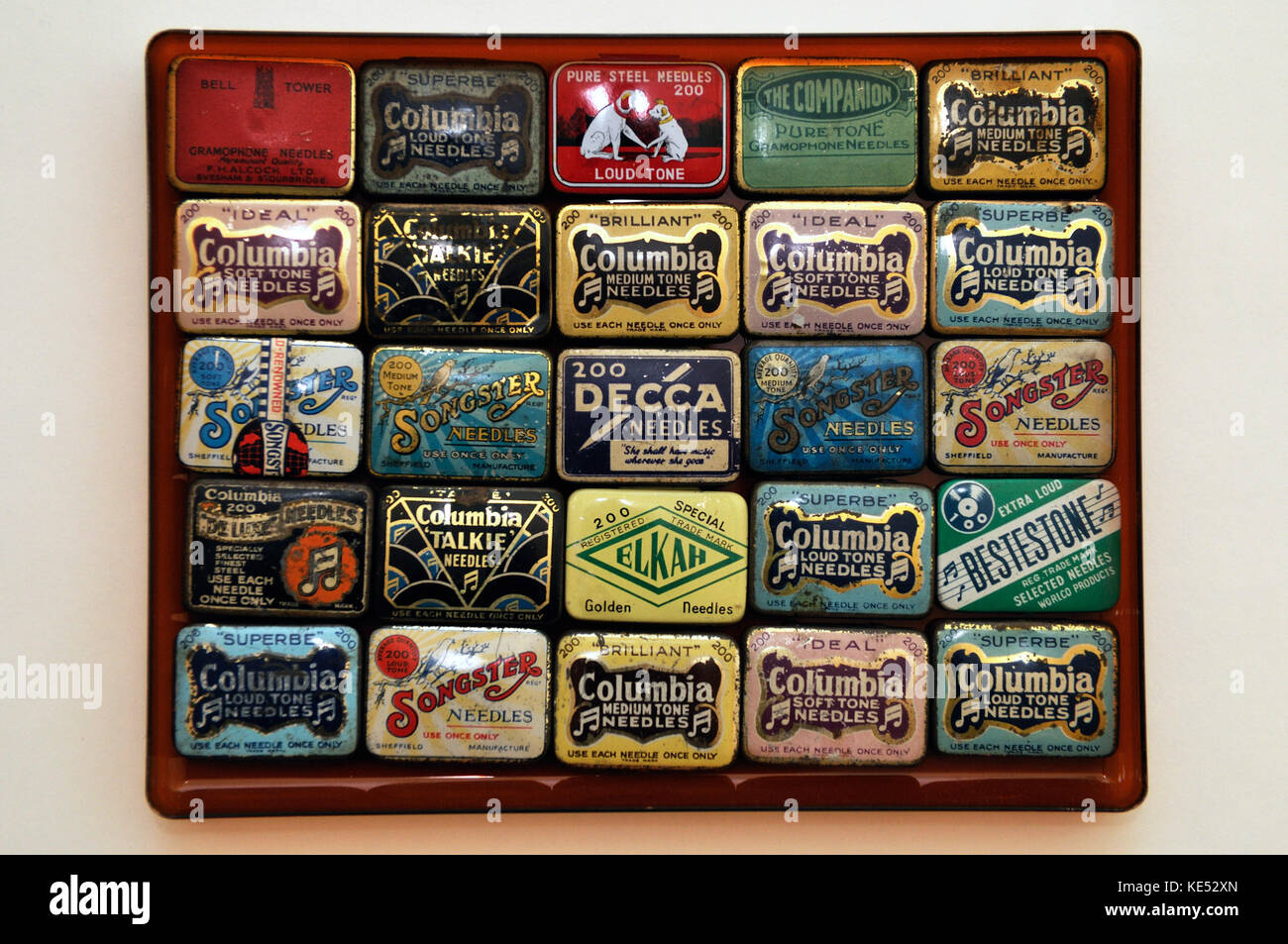 Dekorative Boxen für grammophon Nadeln aus Zinn mit den beliebten Illustrationen, einschließlich HMV-Stil mit Hund und Horn. Reiner stahl Nadeln, 200 im Karton. Von 1900 s-1950 s gemacht. Stockfoto