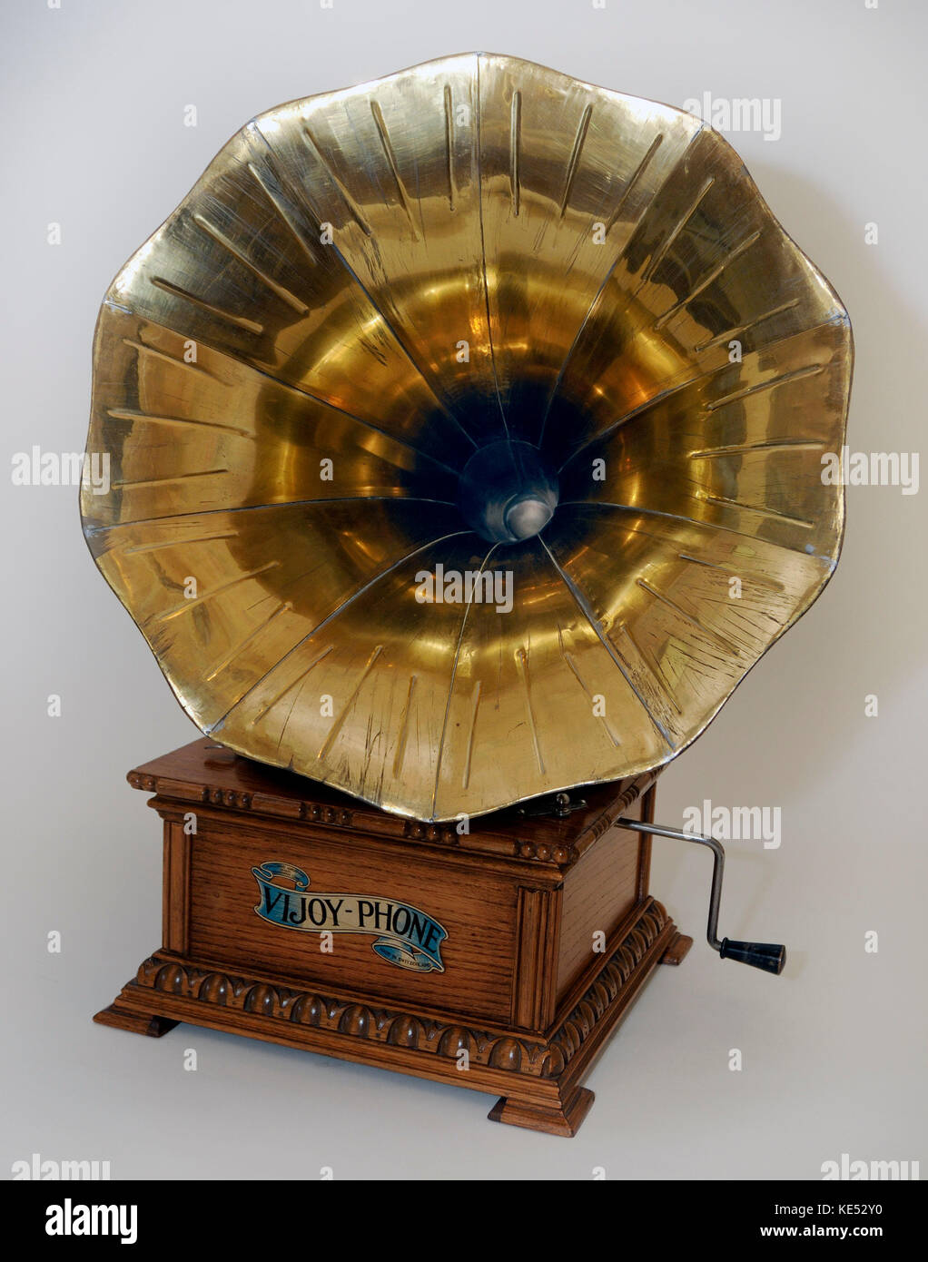 Früh Wind bis Grammophon mit grossen Horn an der rechteckigen Holzrahmen mit Griff. Reproduktion der 1900 s Modell. Mit Tonarm. Gespielt Disc aufzeichnet. Stockfoto