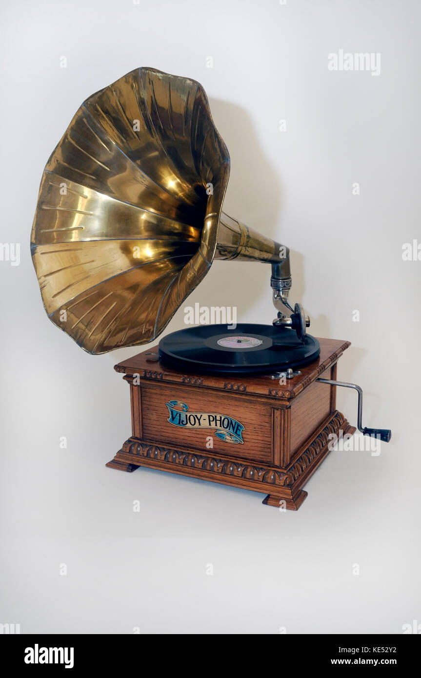 Früh Wind bis Grammophon mit grossen Horn an der rechteckigen Holzrahmen mit Griff. Reproduktion der 1900 s Modell. Mit Tonarm. Gespielt Disc aufzeichnet. Stockfoto
