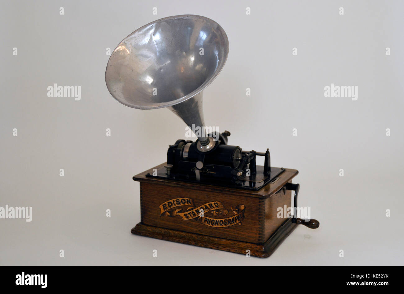 Edison phonograph Standard mit Edison Gold geformte Datensätze (Zylinder) im Jahr 1905. Spielt nur zwei Minuten Zylinder. Ursprünglich für 20,00 $ verkauft und in Amerika. Die Produktion begann 1898 und endete 1913. Von Thomas Edison erfand. Stockfoto