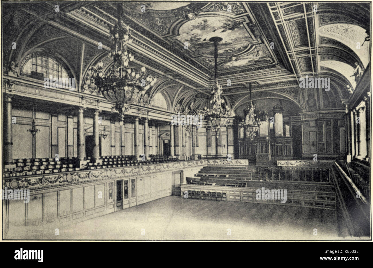 Tonhalle Zürich - große Konzertsaal, Innenansicht mit Kronleuchtern. Im frühen 20. Jahrhundert. Stockfoto