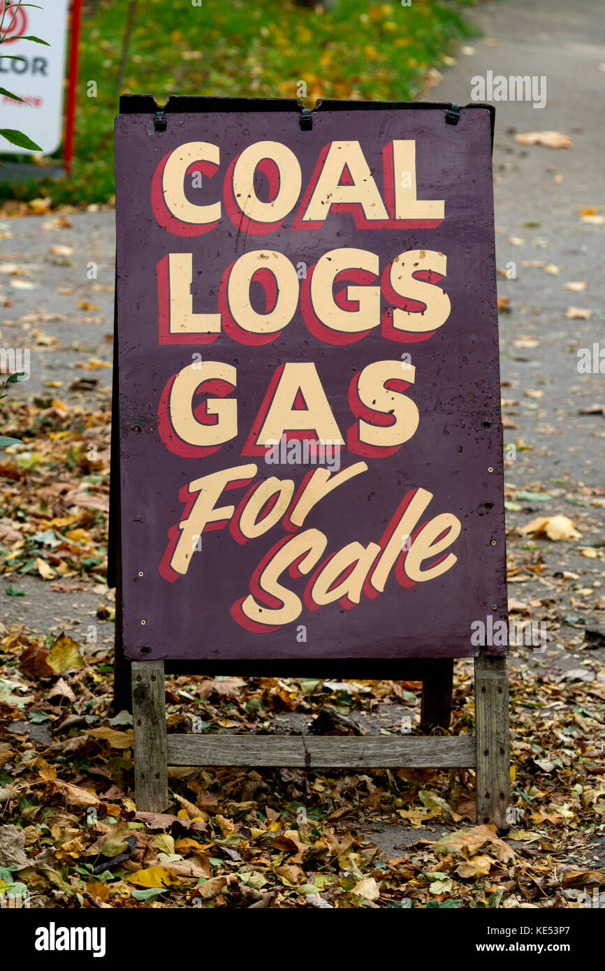 Kohle Protokolle Gas für Verkauf Zeichen, Oxford Canal, Oxfordshire, Großbritannien Stockfoto