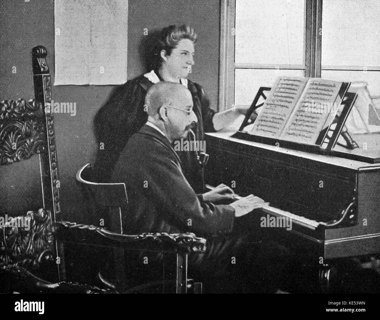 André Gedalge (sitzt am Klavier) und Madame Amelie André Gedalge. Der französische Komponist, 27. Dezember 1856 - vom 5. Februar 1926. Stockfoto