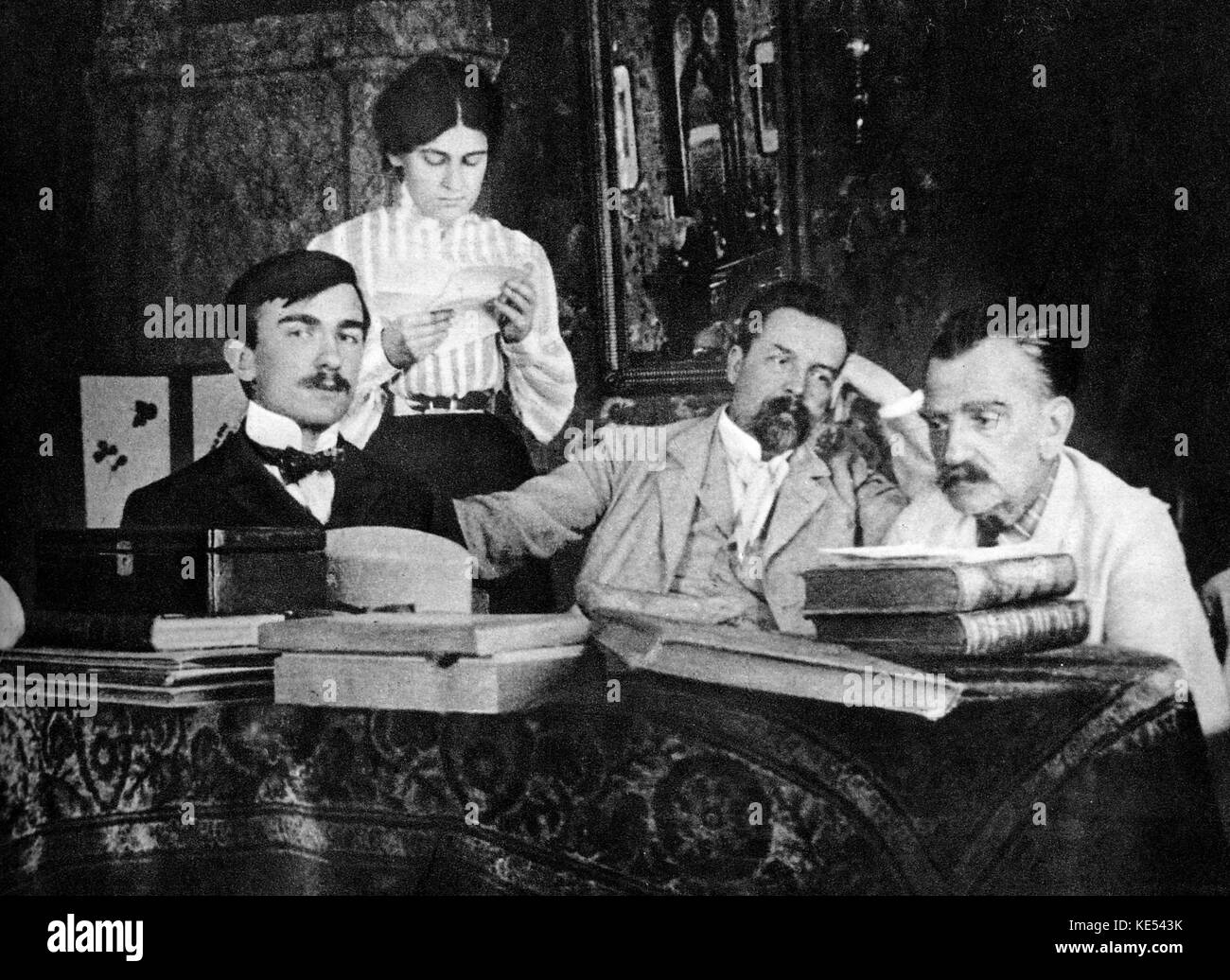 Szymanowski, Karol an Tymoszowka 1904 (im Bild links) mit Stanislawa (Schwester), Gustav Neuhaus und Stanislaw Szymanowski. Der polnische Komponist, 6. Oktober 1882 bis 28. März 1937. Stockfoto