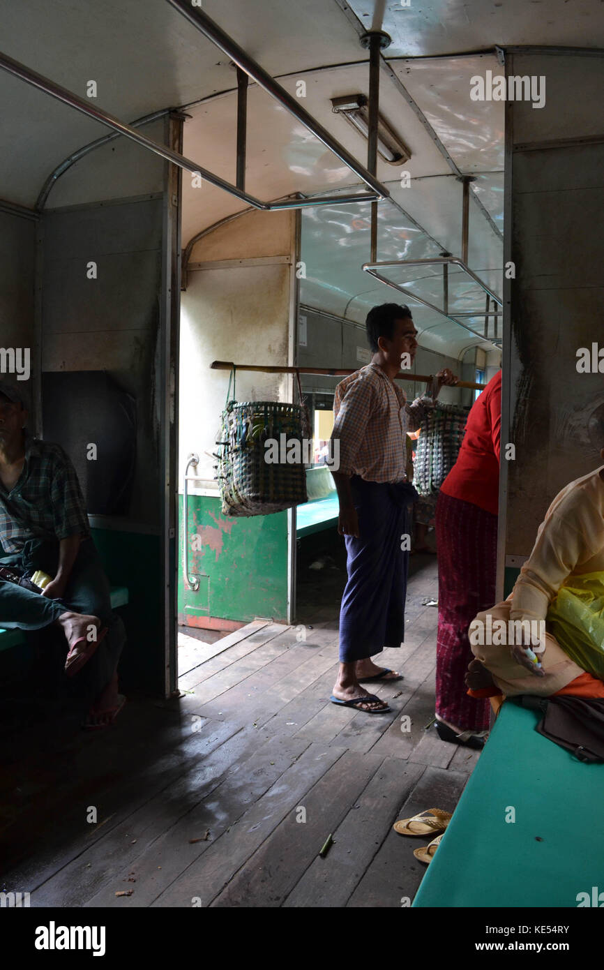 Die Aktivität in einer kreisförmigen Bahn von Yangon, Myanmar. Es gibt Mönche, Einheimische, Verkäufer, ihre eigene Aktivität. Pic wurde im August 2015 übernommen. Stockfoto