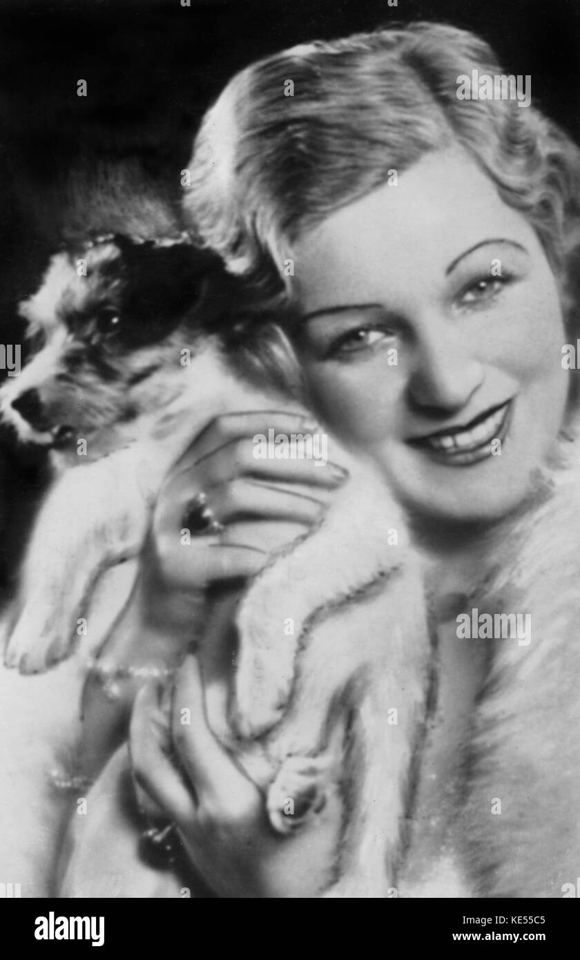 Gitta Alpar, Portrait mit Hund Werbung Postkarte. Ungarische geboren Oper und Operette Sänger vom 5. Februar 1903 bis 17. Februar 1991 Stockfoto