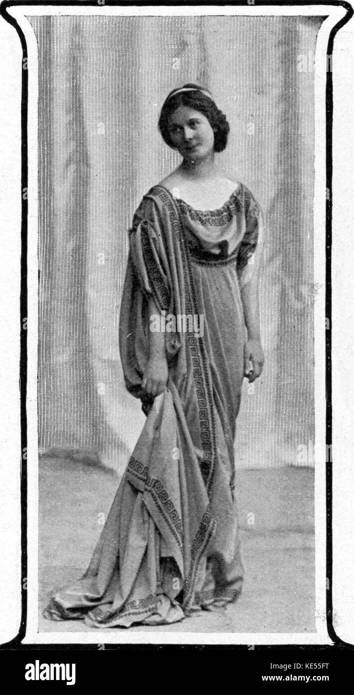Isadora Duncan trägt ein Kleid im griechischen Stil. An ihrem Haus fotografiert, Anfang des 20. Jahrhunderts. Die amerikanische Tänzerin, 26. Mai 1877 - 14. September 1927. Stockfoto