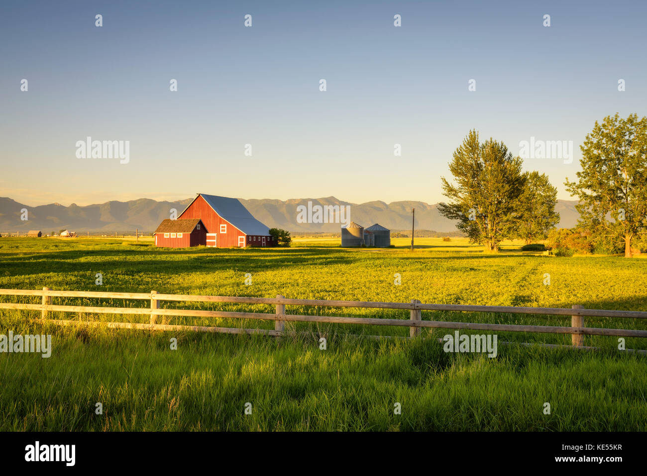 Sommer Sonnenuntergang mit einem roten Scheune in ländlichen Montana und Rocky Mountains Stockfoto